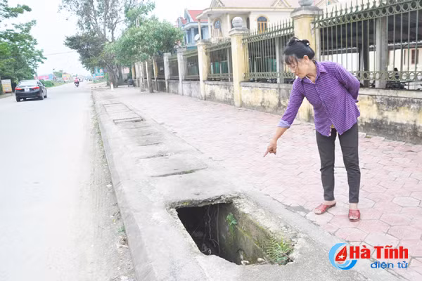muong thoat nuoc bay nguoi di duong mat my quan do thi