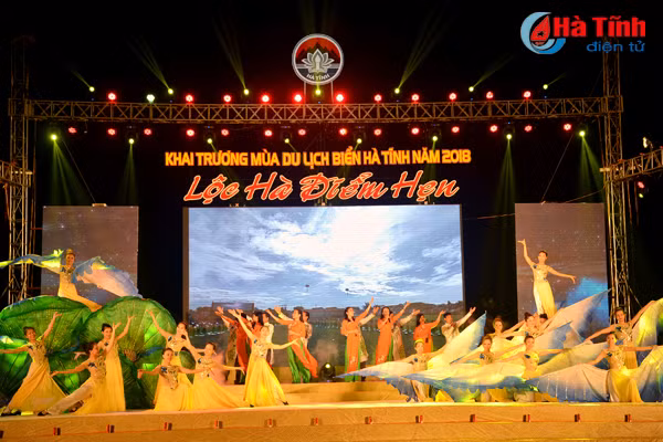 ha tinh tung bung khai truong mua du lich bien nam 2018