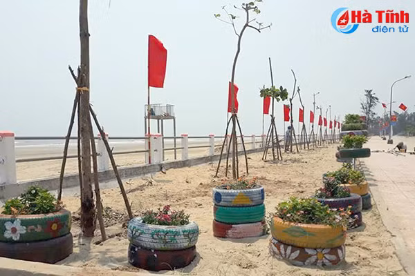 gan 2 700 luot doan vien thanh nien ha tinh ra quan ve sinh bai bien
