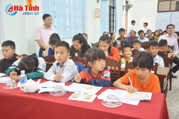 trao qua cho 27 chiec la chua lanh tren dia ban ha tinh