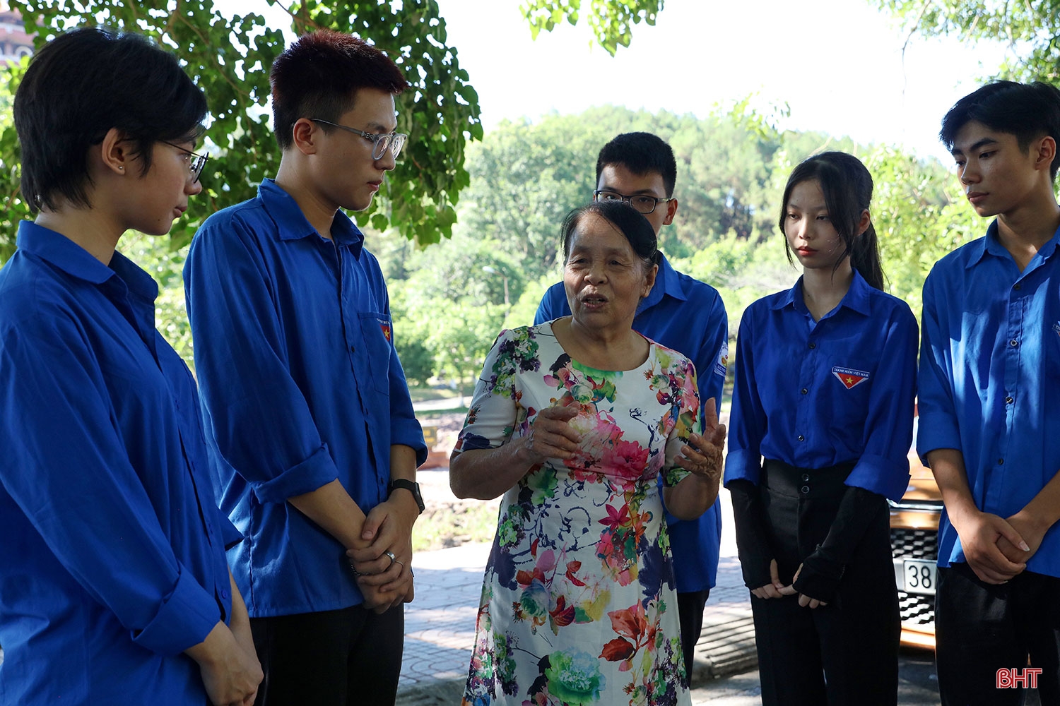 Cùng Anh hùng La Thị Tám hát lại bài ca xanh trên vùng đất lửa