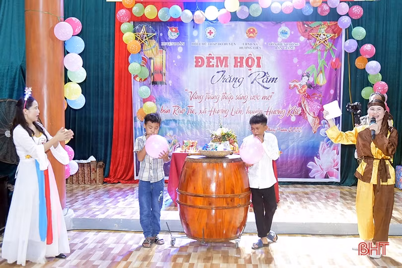 Rộn rã đêm hội trăng rằm ở bản Rào Tre