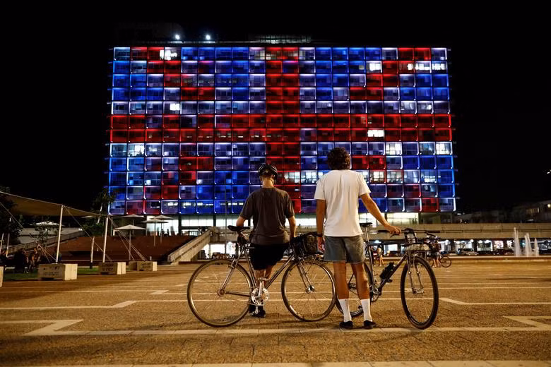 Người dân các nước tưởng nhớ Nữ hoàng Anh Elizabeth II