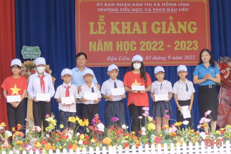 Trao quà cho học sinh, hỗ trợ các trường nhân dịp khai giảng năm học mới