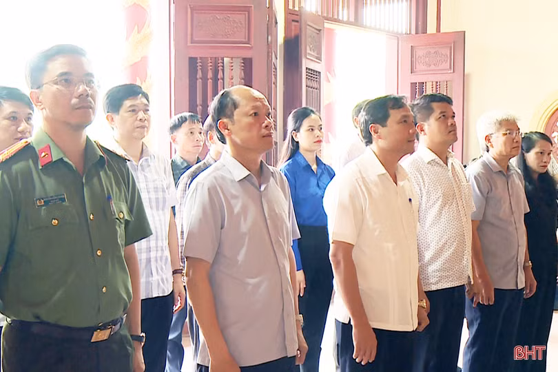 Đoàn công tác tỉnh Hà Tĩnh dâng hương tưởng niệm các anh hùng liệt sỹ quân tình nguyện và chuyên gia Việt Nam hy sinh tại Lào