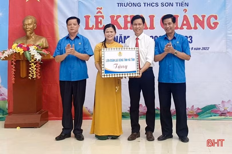Trao quà cho học sinh, hỗ trợ các trường nhân dịp khai giảng năm học mới