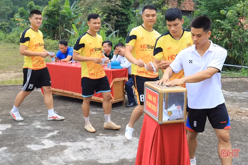 Giao lưu bóng đá gây quỹ ủng hộ trẻ em nghèo vui Tết Trung thu