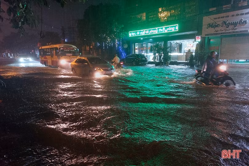 Mưa lớn, nhiều tuyến phố ở Hà Tĩnh ngập sâu trong nước