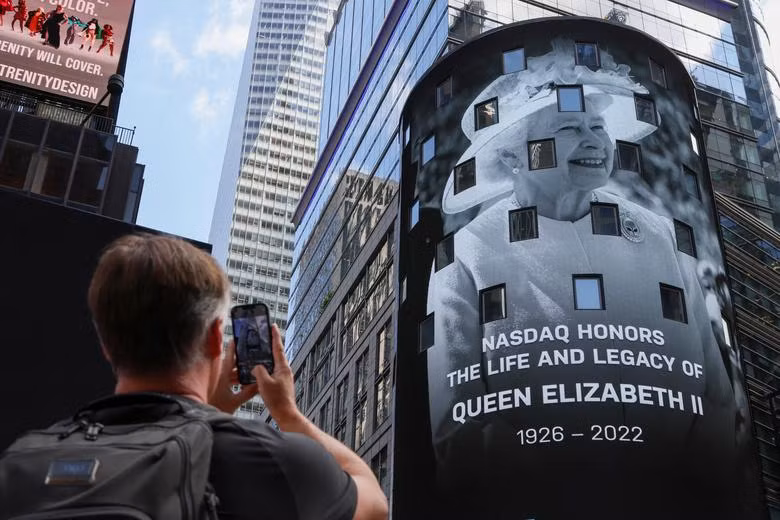 Người dân các nước tưởng nhớ Nữ hoàng Anh Elizabeth II