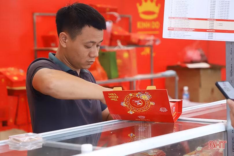 Thời tiết bất lợi, bánh trung thu tại Hà Tĩnh “ế ẩm” trong ngày chính lễ