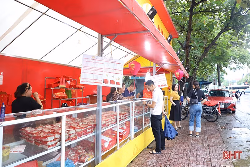 Thời tiết bất lợi, bánh trung thu tại Hà Tĩnh “ế ẩm” trong ngày chính lễ