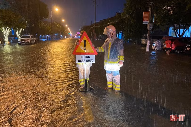 Mưa lớn, nhiều tuyến phố ở Hà Tĩnh ngập sâu trong nước