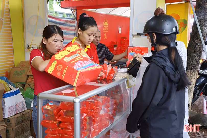 Thời tiết bất lợi, bánh trung thu tại Hà Tĩnh “ế ẩm” trong ngày chính lễ