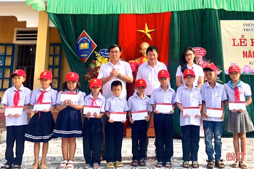Agirbank Hà Tĩnh II trao học bổng và trang thiết bị cho các trường học