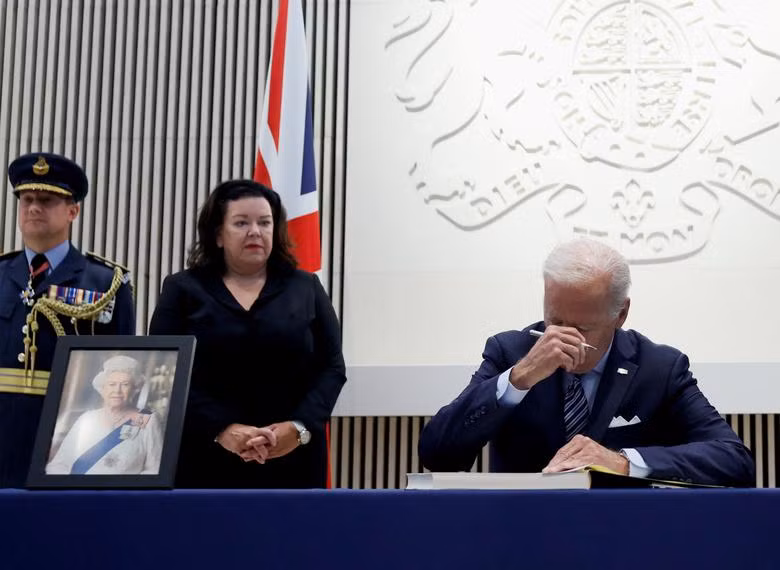 Người dân các nước tưởng nhớ Nữ hoàng Anh Elizabeth II
