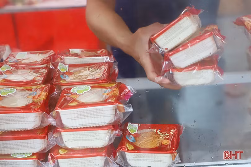 Thời tiết bất lợi, bánh trung thu tại Hà Tĩnh “ế ẩm” trong ngày chính lễ
