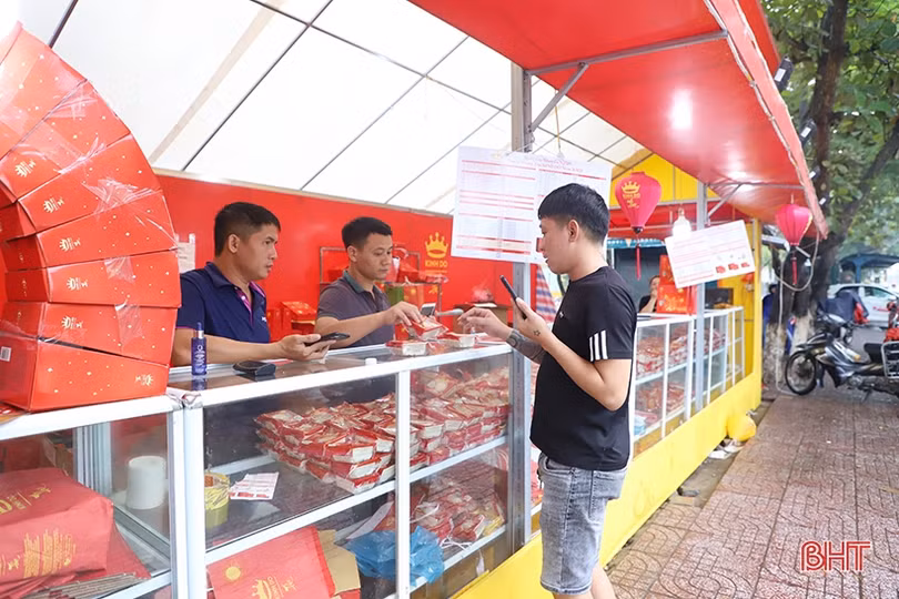Thời tiết bất lợi, bánh trung thu tại Hà Tĩnh “ế ẩm” trong ngày chính lễ