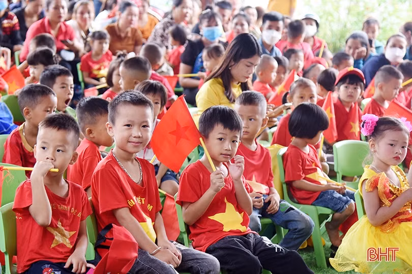 Trao quà cho học sinh, hỗ trợ các trường nhân dịp khai giảng năm học mới