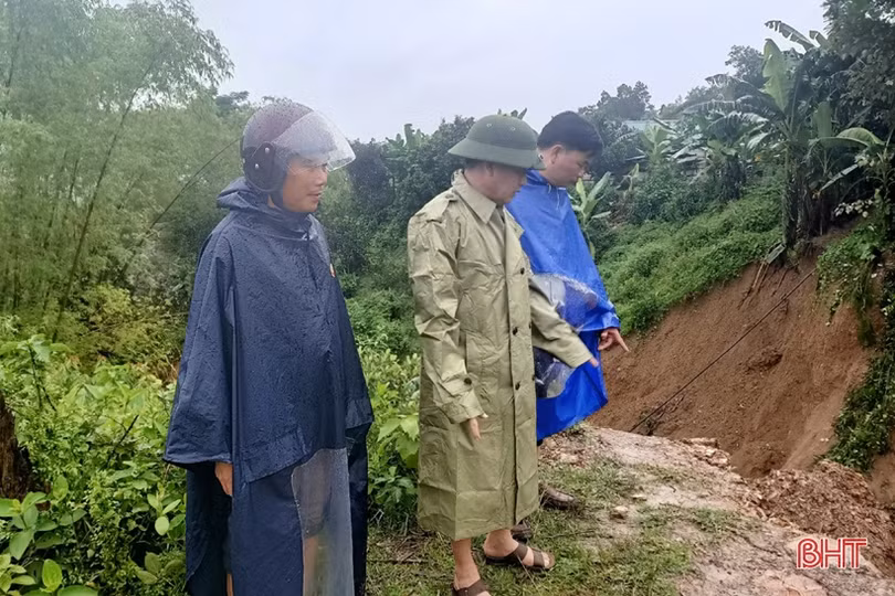 Mưa lớn gây sạt lở đập Khe Xai ở Vũ Quang