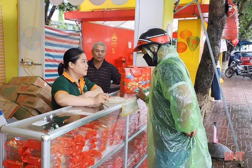 Thời tiết bất lợi, bánh trung thu tại Hà Tĩnh “ế ẩm” trong ngày chính lễ