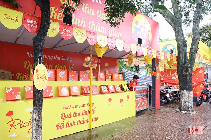 Thời tiết bất lợi, bánh trung thu tại Hà Tĩnh “ế ẩm” trong ngày chính lễ