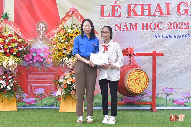 Trao quà cho học sinh, hỗ trợ các trường nhân dịp khai giảng năm học mới