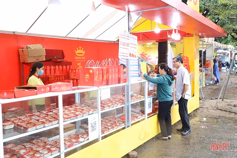 Thời tiết bất lợi, bánh trung thu tại Hà Tĩnh “ế ẩm” trong ngày chính lễ