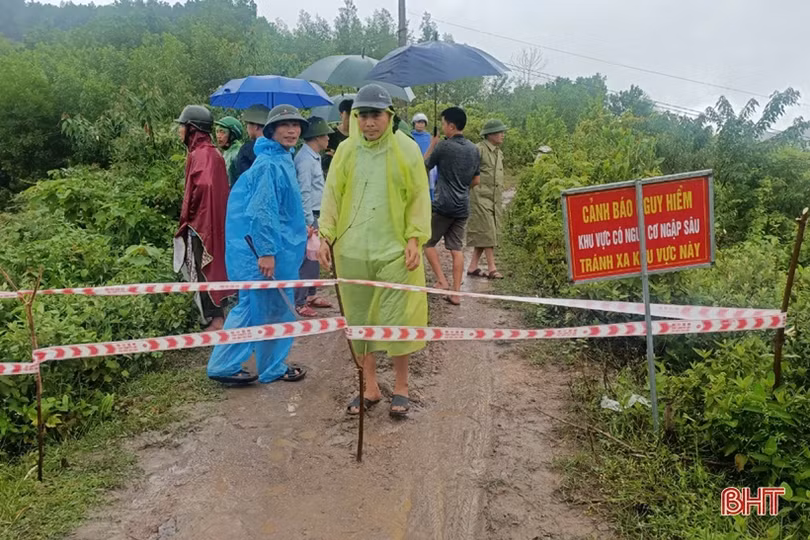 Mưa lớn gây sạt lở đập Khe Xai ở Vũ Quang