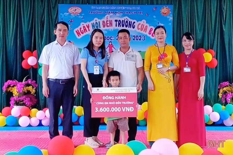 Agirbank Hà Tĩnh II trao học bổng và trang thiết bị cho các trường học