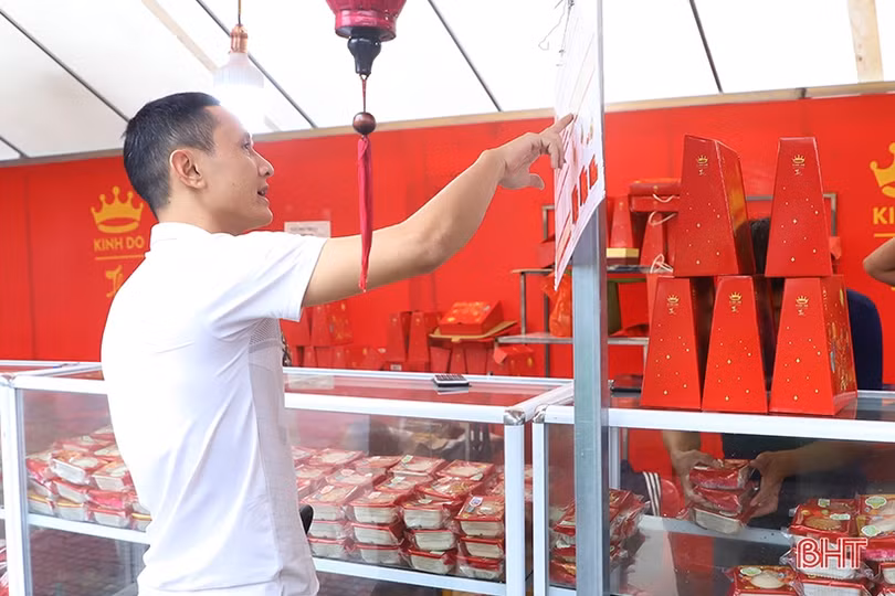 Thời tiết bất lợi, bánh trung thu tại Hà Tĩnh “ế ẩm” trong ngày chính lễ