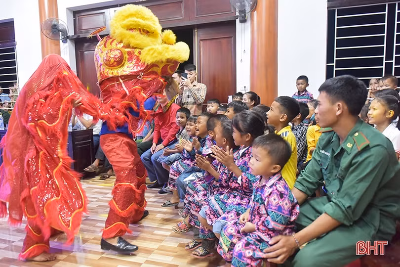 Công đoàn Hà Tĩnh trao quà Trung thu cho con em người lao động khó khăn