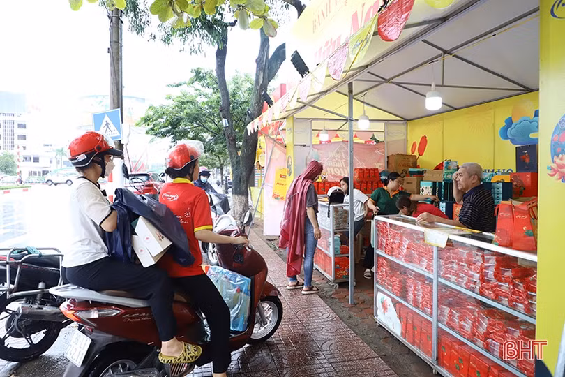Thời tiết bất lợi, bánh trung thu tại Hà Tĩnh “ế ẩm” trong ngày chính lễ
