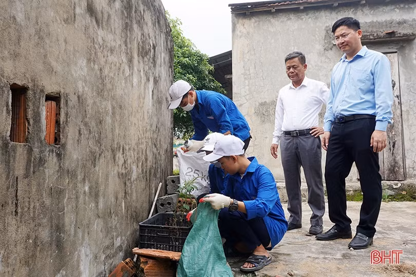 Ra quân diệt bọ gậy tại “điểm nóng” sốt xuất huyết ở thị xã Kỳ Anh