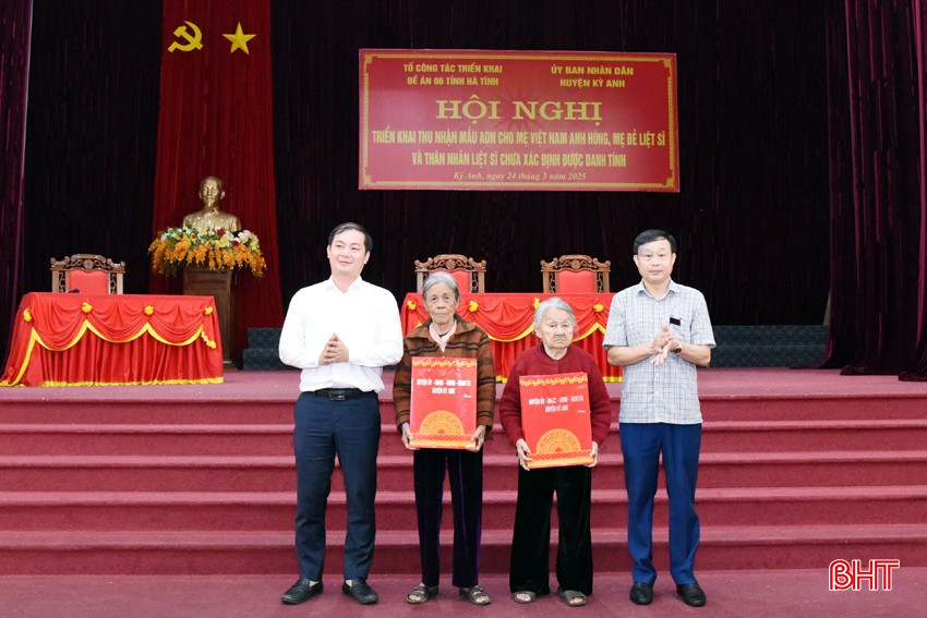 Chính quyền địa phương tặng các thân nhân liệt sỹ.