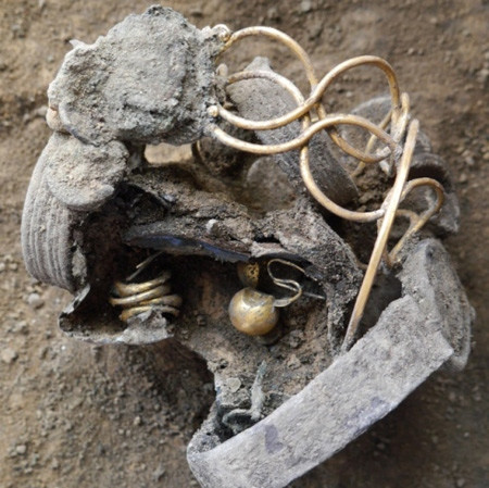 Nhiều trang sức quý và tiền vàng được tìm thấy phía dưới một trung tâm thương mại ở London, Anh. Nhiều trang sức quý và tiền vàng được tìm thấy phía dưới một trung tâm thương mại ở London, Anh.