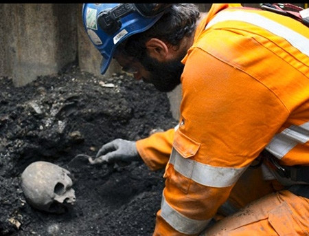 Trước đó các nhà khoa học còn tìm thấy một số bộ hài cốt với nhiều dấu tích cho thấy vết kiếm chém. Trước đó các nhà khoa học còn tìm thấy một số bộ hài cốt với nhiều dấu tích cho thấy vết kiếm chém.