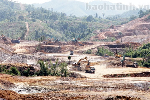 Hối hả trên những công trường vùng lũ ảnh 3