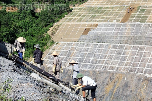 Hối hả trên những công trường vùng lũ ảnh 2