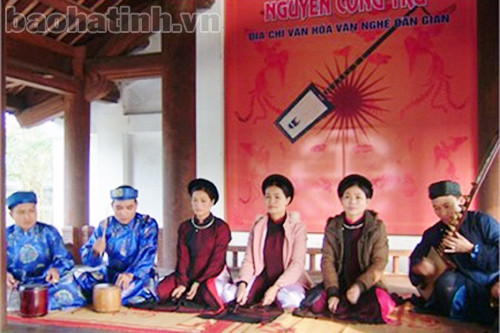 Một buổi sinh hoạt định kỳ của CLB ca trù Nguyễn Công Trứ (Nghi Xuân). Ảnh tư liệu