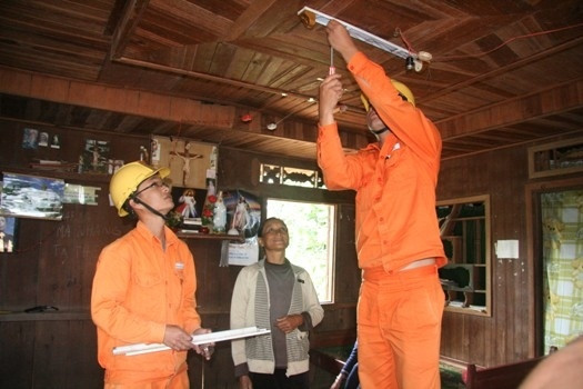 Tăng mức hỗ trợ tiền điện cho hộ nghèo ảnh 1