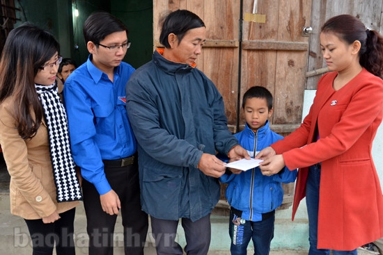 Trao 5 triệu đồng cho bệnh nhân ung thư giai đoạn cuối ảnh 1