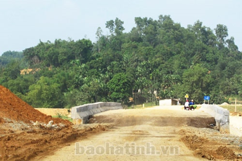 Hối hả trên những công trường vùng lũ ảnh 7