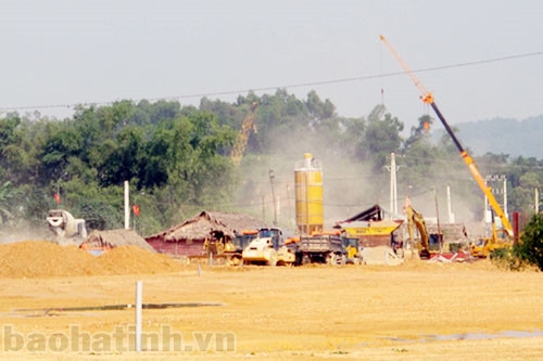 Hối hả trên những công trường vùng lũ ảnh 5