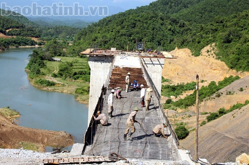 Hối hả trên những công trường vùng lũ ảnh 1