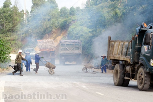 Hối hả trên những công trường vùng lũ ảnh 6