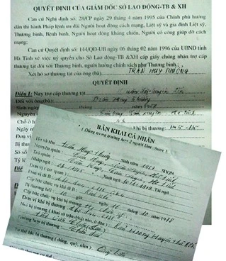 Bản tự khai và Quyết định được hưởng trợ cấp thương tật đều ghi rõ ông Trần Huy Thưởng sinh năm 1957.