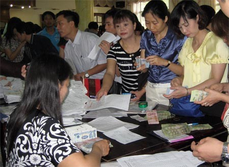 Bàn giao hồ sơ và lệ phí cho các trường ĐH, CĐ. Ảnh: Khánh Chi.