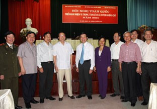 Đồng chí Trương Tấn Sang với các đại biểu dự hội nghị.