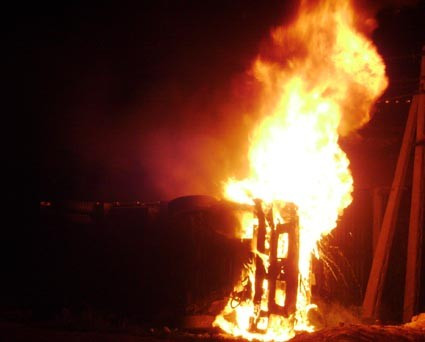 Chiếc xe ô tô bán tải 38A - 5589 của công an huyện Kỳ Anh đã bị một số người quá khích lật nghiêng, đốt cháy