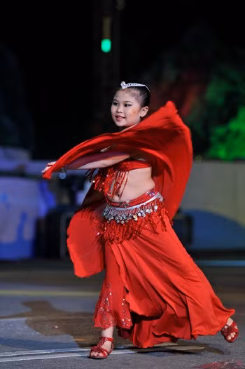 Nằm trong khuôn khổ khai mạc Lễ hội du lịch Hạ Long 2010, đêm diễu hành đường phố Carnaval với chủ đề “Hạ Long - Thăng Long và bè bạn Quốc tế” diễn ra hoành tráng, kéo dài suốt 2 tiếng rưỡi tại bến phà Bãi Cháy cũ (Quảng Ninh). Lễ hội diễn ra đúng vào dịp nghỉ lễ 30/4 và Quốc tế lao động nên đã thu hút hàng chục nghìn người dân từ mọi nơi, và cả du khách quốc tế về dự. Sau khi buổi lễ kết thúc, hệ thống giao thông quanh khu vực Bãi Cháy tê liệt vì tắc nghẽn. Nhiều mô hình biểu trưng được diễu hành tại lễ hội. Mô hình thành cổ Thăng Long – Hà Nội. Carnaval Hạ Long năm nay cũng hướng về thủ đô nhân dịp 1000 năm tuổi. Phần ấn tượng và được đông đảo khán giả chờ đợi nhất là màn diễu hành đường phố. Ngoài những người mẫu đi đầu các đoàn diễu hành, sự chú ý của khán giả dồn vào những cô gái trẻ trung xinh xắn trong những bộ trang phục của vũ công rực rỡ, nhiều màu sắc thể hiện cho những cánh chim. Nhóm vũ công Samba trình diễn các gam màu tượng trưng cho thực vật biển, san hô... Múa quạt, tiết mục nằm trong chủ đề “Quảng Ninh và các trung tâm du lịch”. Carnaval Hạ Long quen thuộc với các tiết mục xiếc, patin, võ thuật và cà kheo. Tiết mục belly dance (múa bụng) hấp dẫn khán giả bởi sự diễn xuất của các diễn viên nhỏ tuổi. Nhóm Samba nước ngoài tham gia biểu diễn trong chủ đề “Hội tụ sắc màu Quốc tế”. Các em nhỏ cũng tham gia diễu hành đường phố. Vũ hội hóa trang đặc sắc với sự tham gia của toàn bộ khán giả tại khu vực sân khấu 6.000 chỗ ngồi. Màn pháo hoa kéo dài hơn 20 phút kết thúc đêm hội.